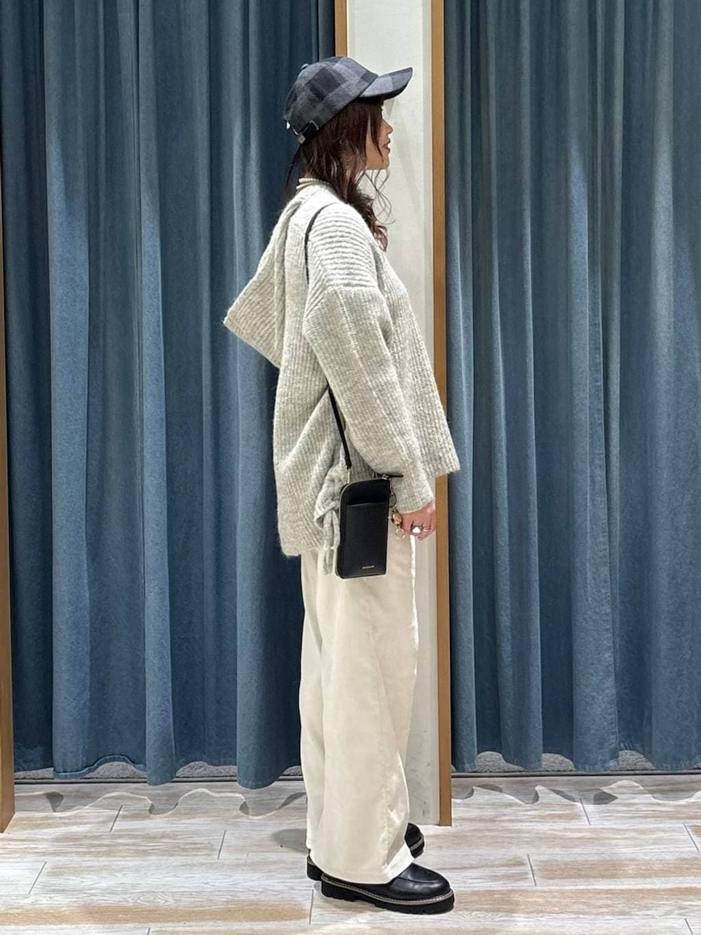 ブラック系のローファー、ベージュ系のニット/セーター、ホワイト系のその他パンツを着用したレディースの秋コーディネートの2枚目の写真