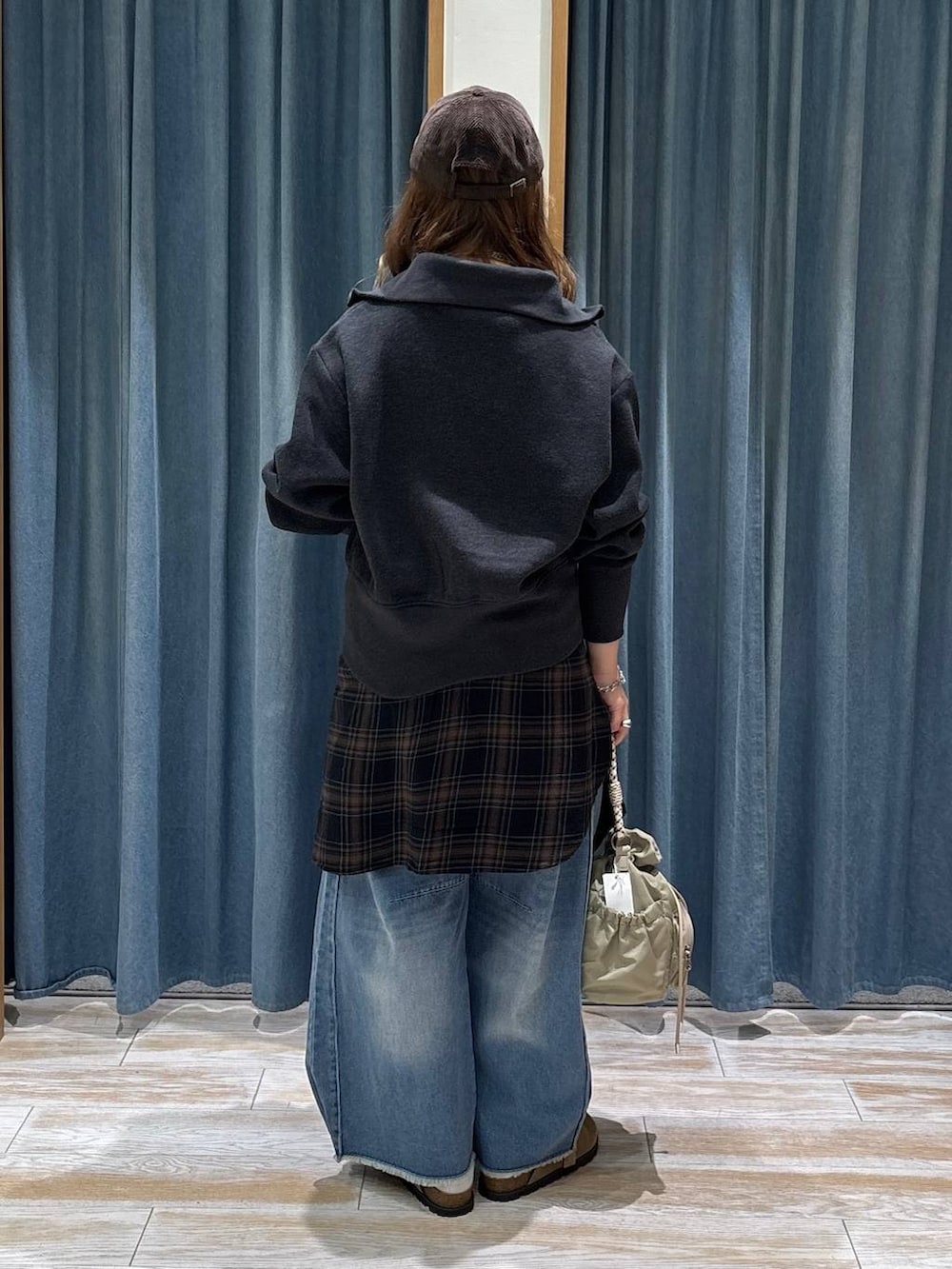 ベージュ系のその他シューズ、ブルー系のデニムパンツ、ブラック系のシャツ/ブラウスを着用したレディースの秋コーディネートの3枚目の写真