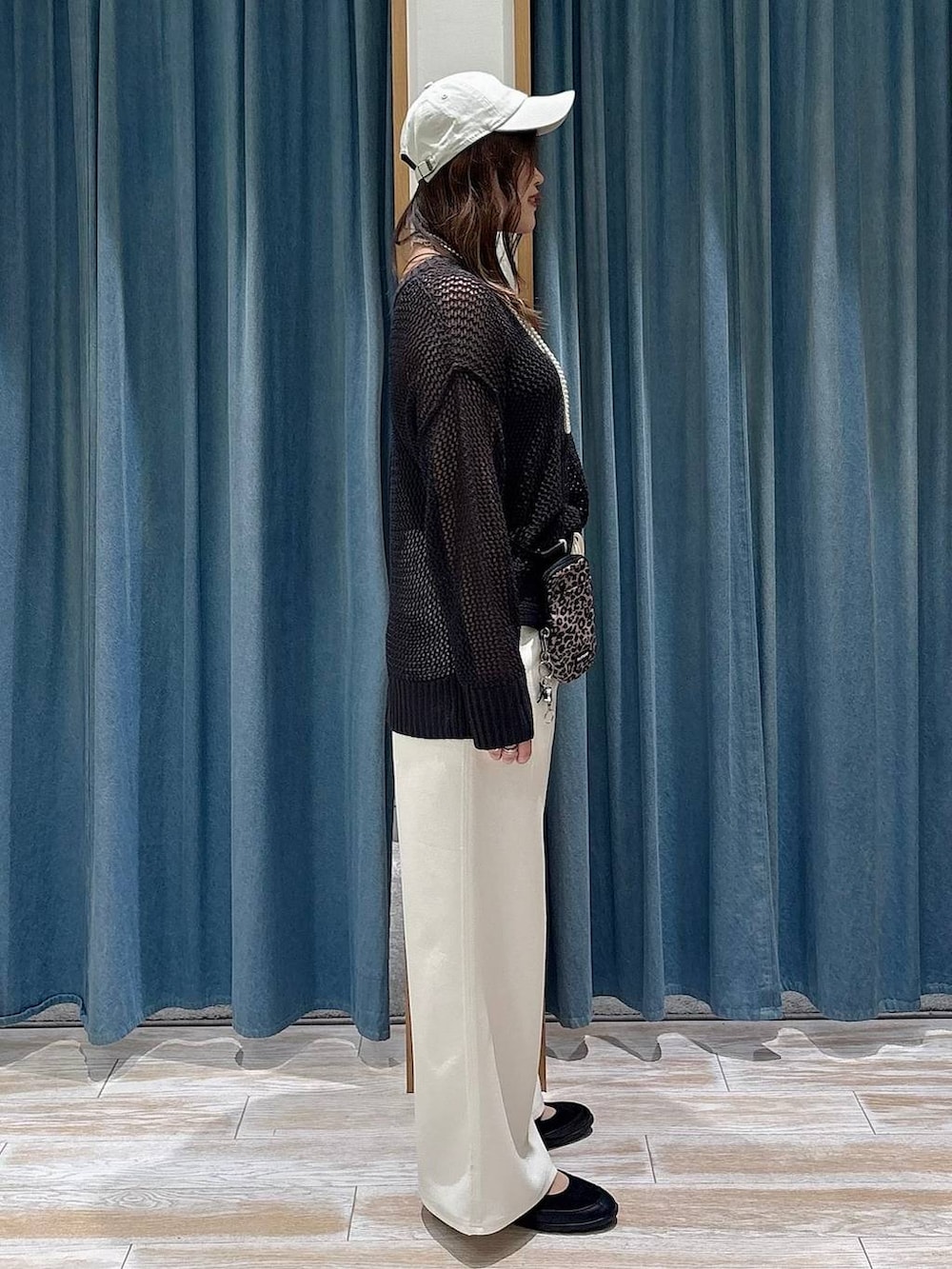 ブラウン系のショルダーバッグ、ホワイト系のその他パンツ、ブラック系のバレエシューズを着用したレディースの春コーディネートの2枚目の写真