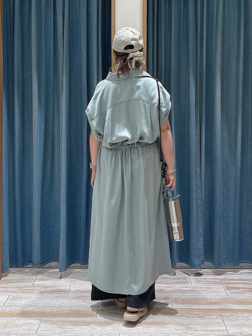 ベージュ系のショルダーバッグ、グレー系のその他パンツ、シルバー系のサンダルを着用したレディースの夏コーディネートの3枚目の写真