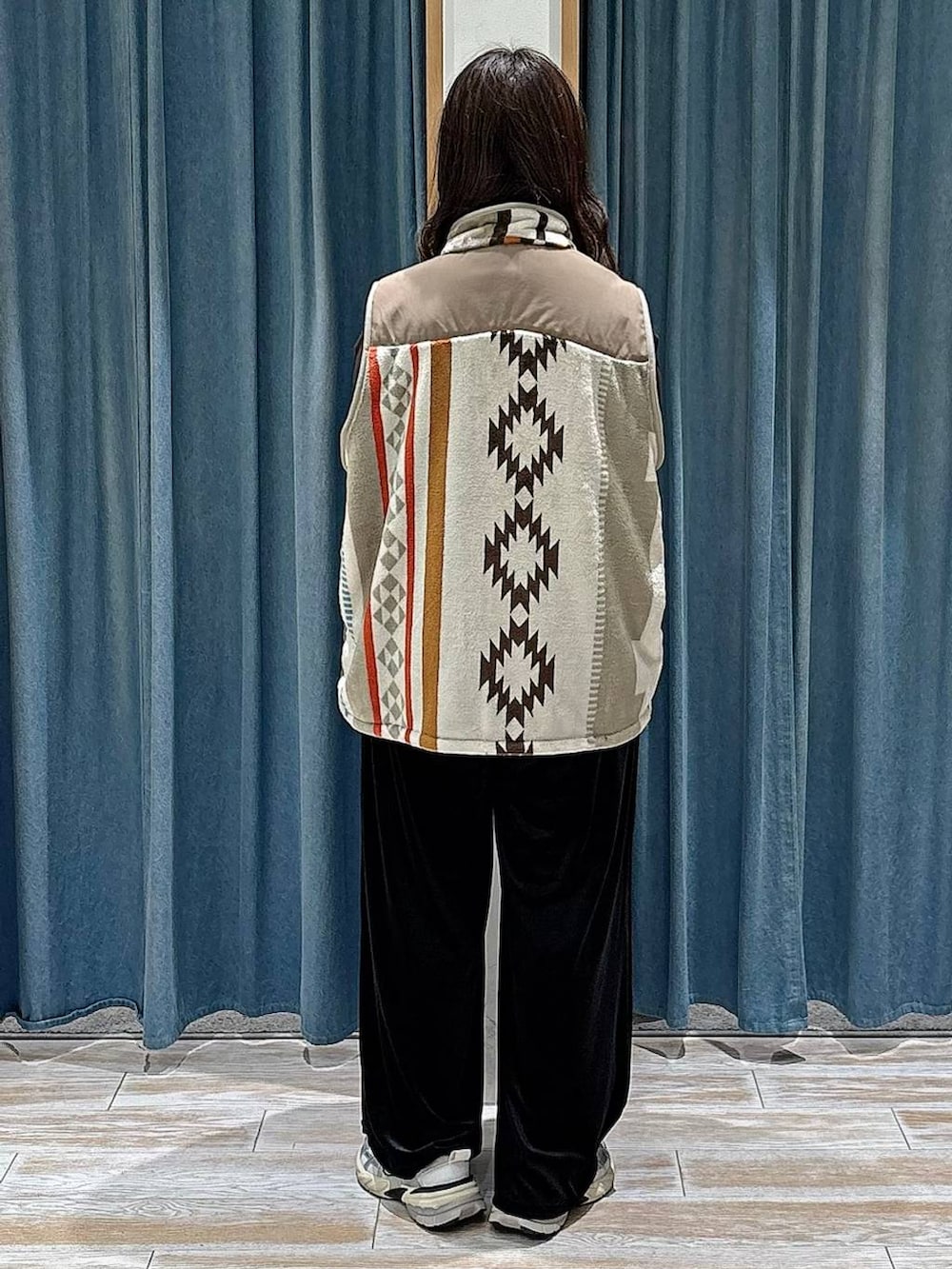 ブラウン系のTシャツ/カットソー、ブラック系のその他パンツ、ブラウン系のブランケットを着用したレディースの秋コーディネートの3枚目の写真