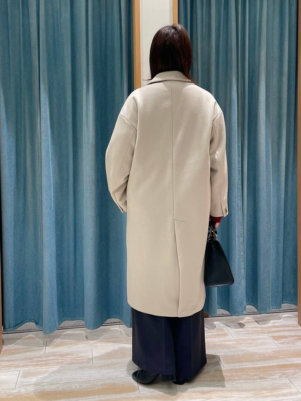 ブラック系のブーツ、ブラック系のハンドバッグ、ブラック系のその他パンツを着用したレディースの冬コーディネートの3枚目の写真