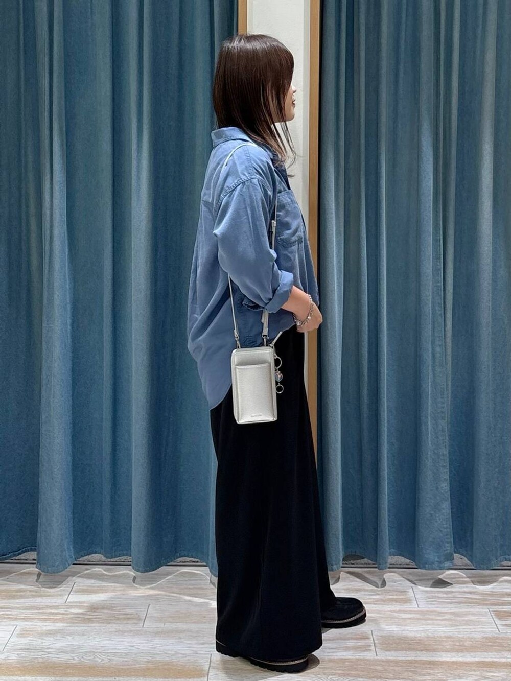 ブラック系のその他パンツ、ブルー系のシャツ/ブラウス、ブラック系のローファーを着用したレディースの秋コーディネートの2枚目の写真