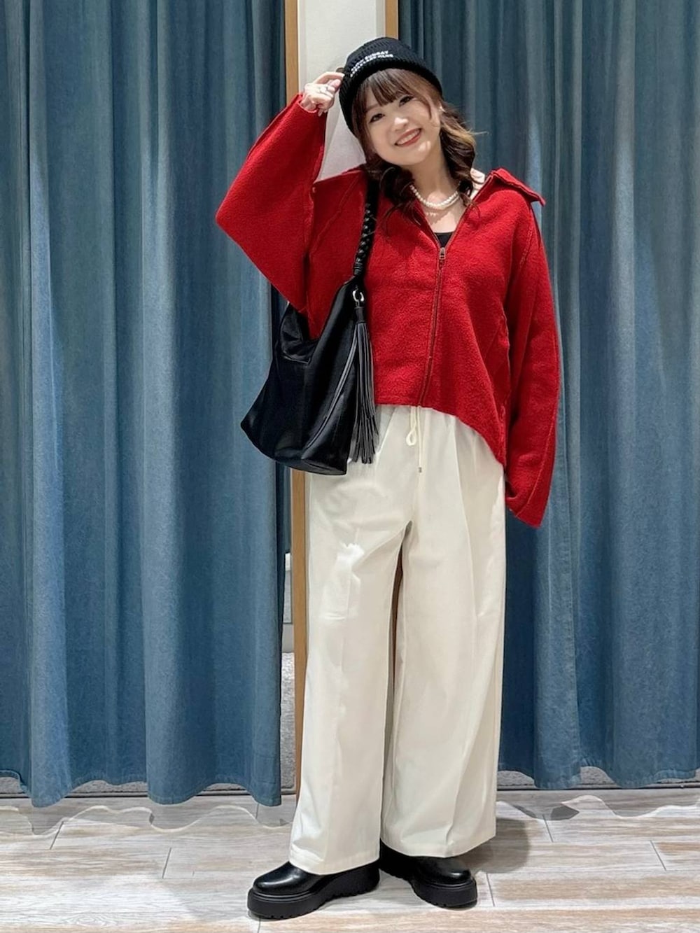 ベージュ系のその他パンツ、ブラック系のトートバッグ、ブラック系のブーツを着用したレディースの秋コーディネートの4枚目の写真