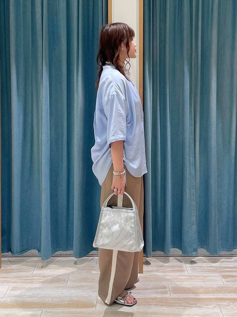 ホワイト系のキャミソール、シルバー系のサンダル、ブラウン系のその他パンツを着用したレディースの夏コーディネートの2枚目の写真