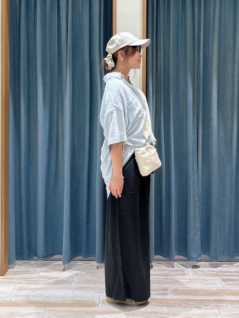 ブルー系のシャツ/ブラウス、グレー系のその他パンツ、シルバー系のサンダルを着用したレディースの夏コーディネートの2枚目の写真
