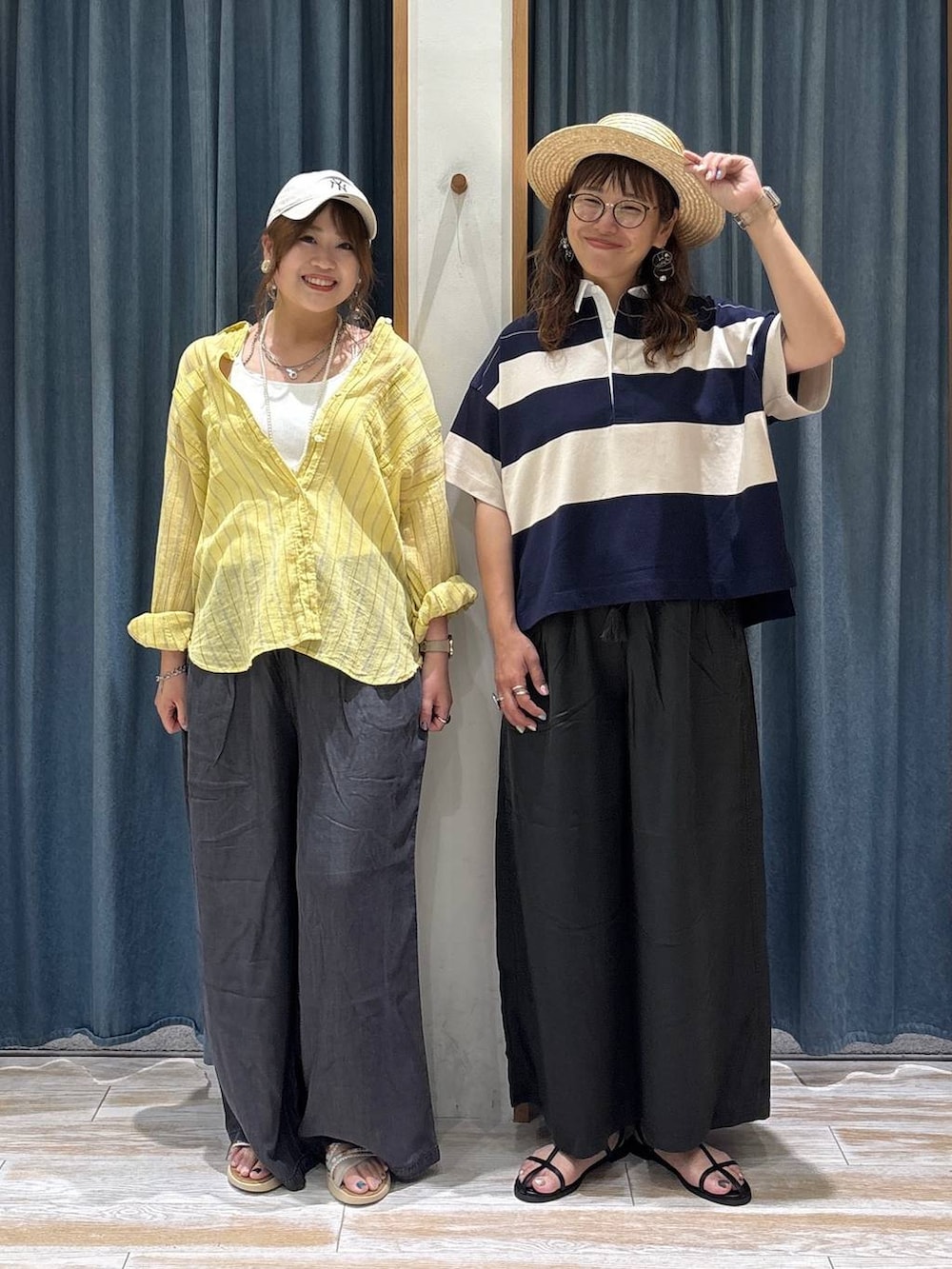 イエロー系のシャツ/ブラウス、ブラック系のデニムパンツ、グレー系のその他パンツを着用したレディースの夏コーディネートの4枚目の写真