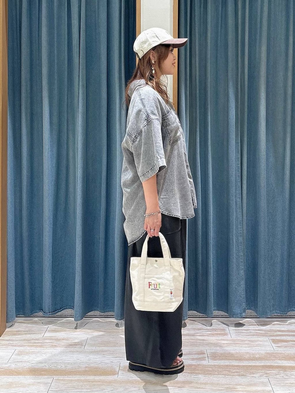 グレー系のシャツ/ブラウス、ベージュ系のサンダル、グレー系のその他パンツを着用したレディースの夏コーディネートの2枚目の写真