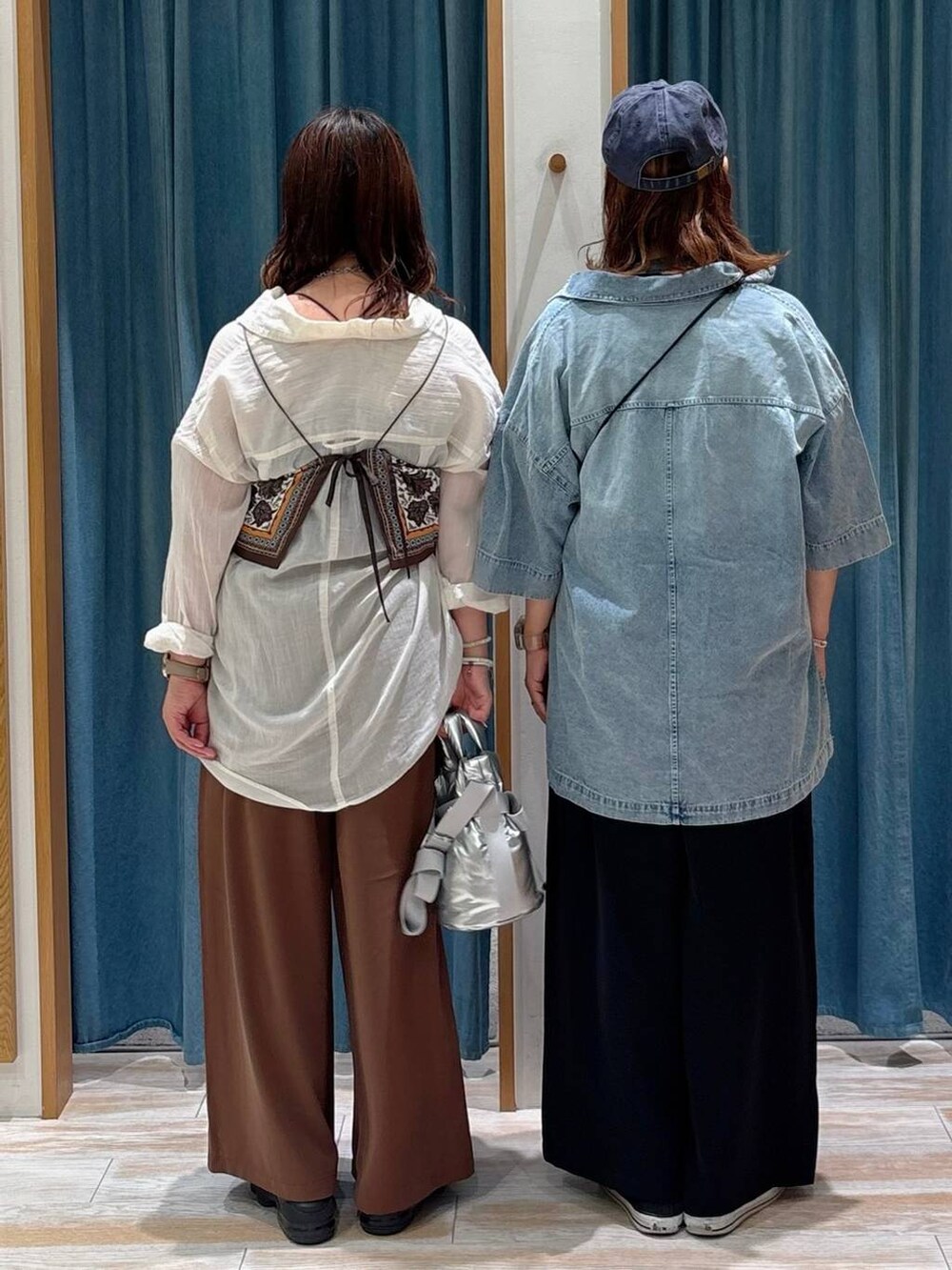 ブラウン系のショルダーバッグ、グレー系のTシャツ/カットソー、ホワイト系のシャツ/ブラウスを着用したレディースの夏コーディネートの3枚目の写真