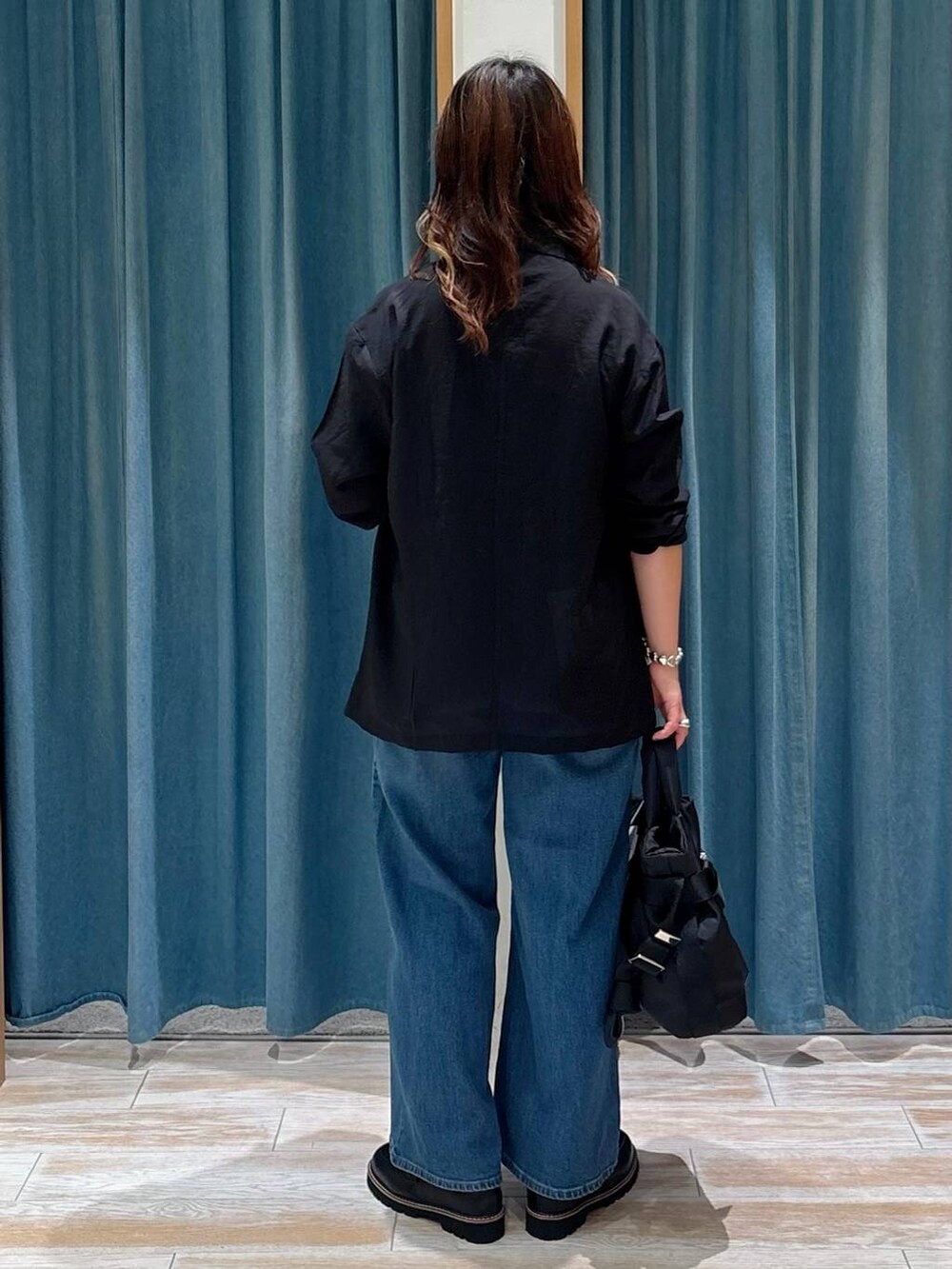 ブラック系のキャミソール、ブラック系のトートバッグ、ブラック系のローファーを着用したレディースの秋コーディネートの3枚目の写真