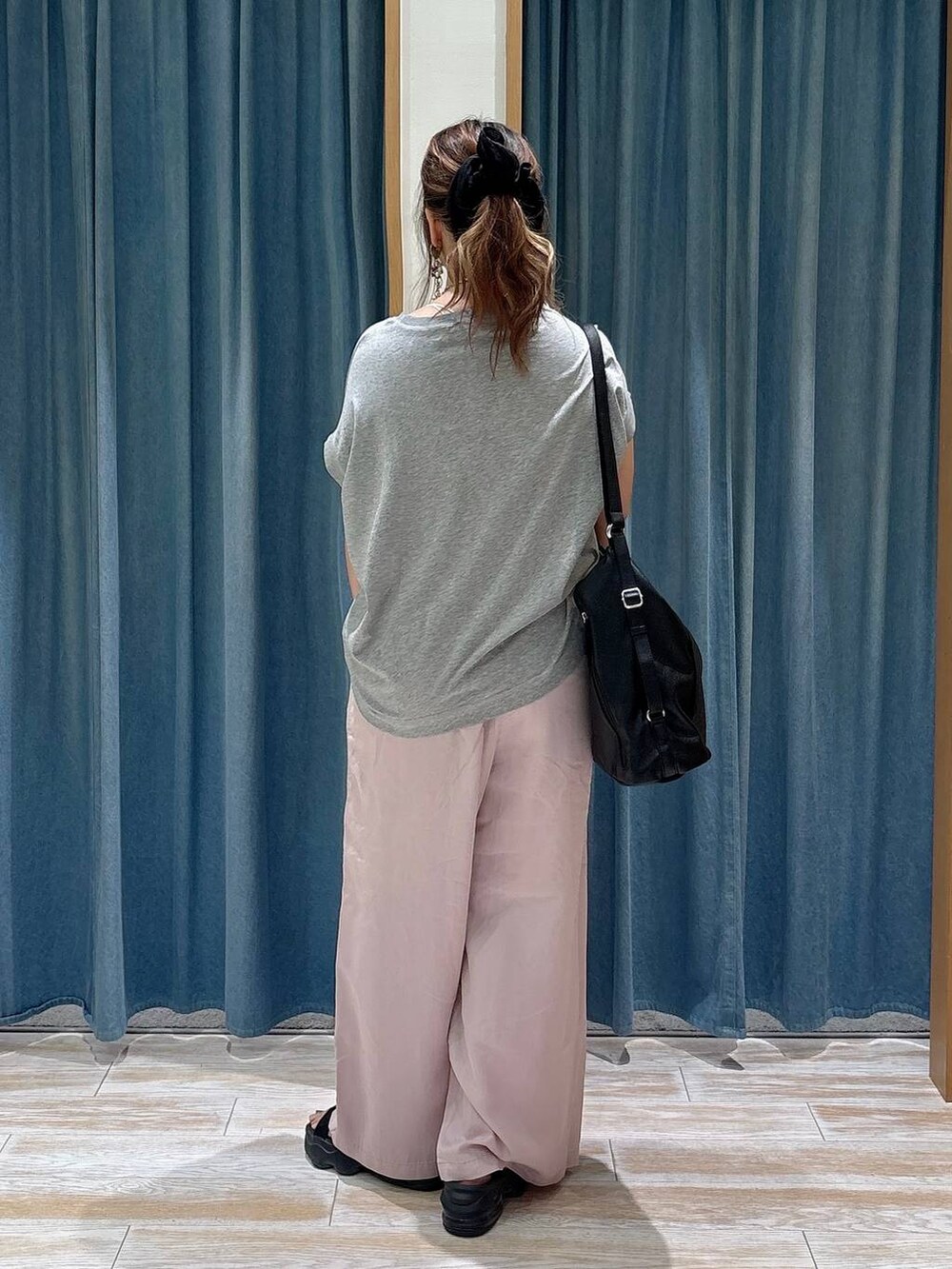 グレー系のTシャツ/カットソー、パープル系のその他パンツ、ブラック系のトートバッグを着用したレディースの夏コーディネートの3枚目の写真