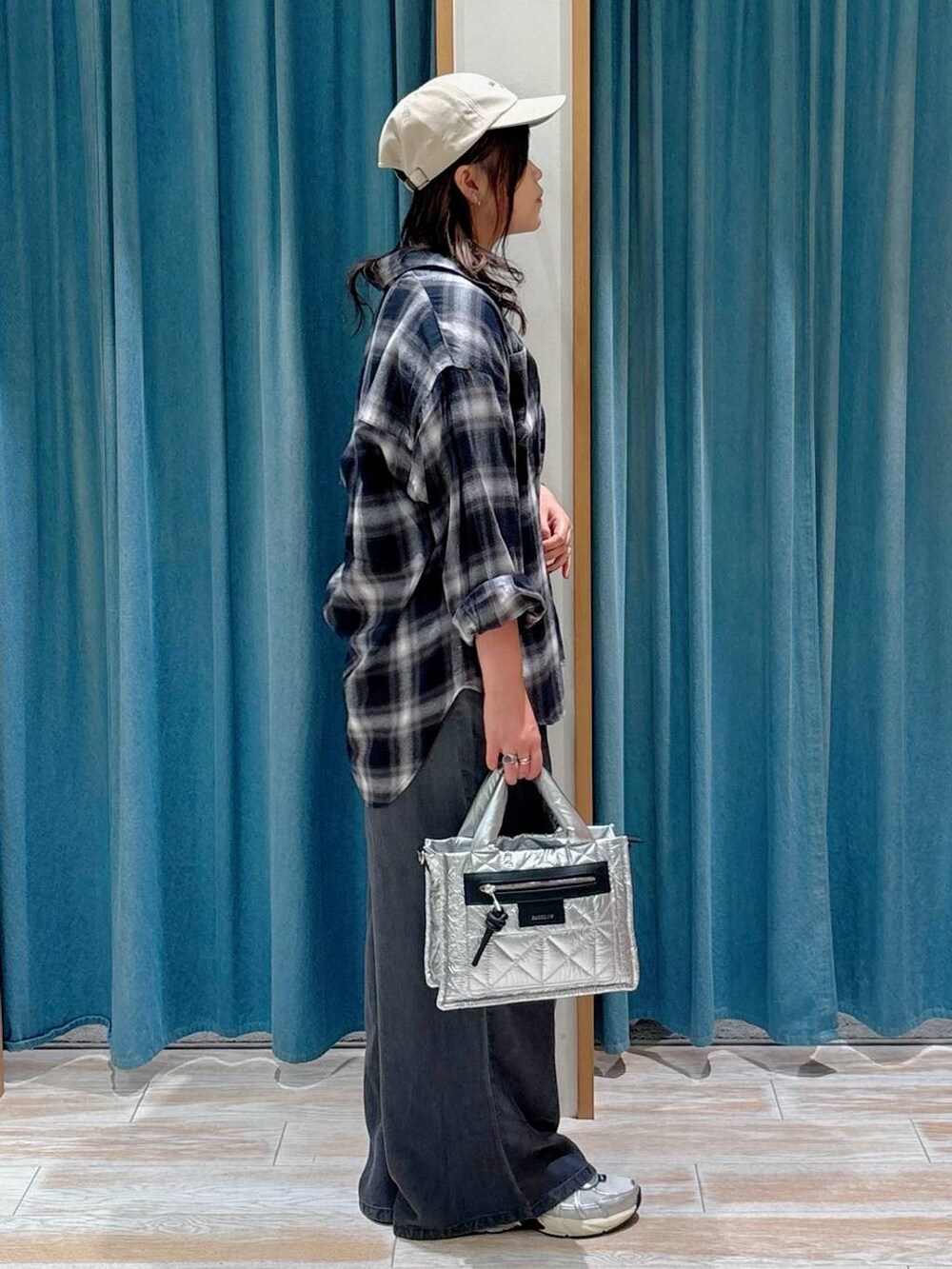 ブラック系のキャミソール、シルバー系のショルダーバッグ、ブラック系のその他パンツを着用したレディースの秋コーディネートの2枚目の写真