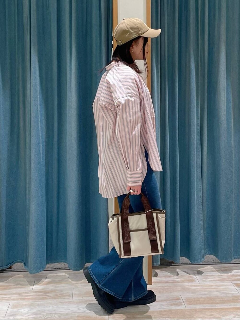 ピンク系のシャツ/ブラウス、その他のローファー、ベージュ系のトートバッグを着用したレディースの春コーディネートの3枚目の写真
