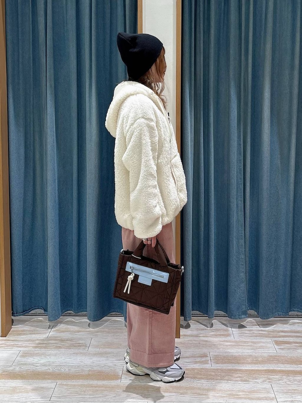 ピンク系のその他パンツ、ブラウン系のショルダーバッグ、ホワイト系のその他アウターを着用したレディースの秋コーディネートの2枚目の写真