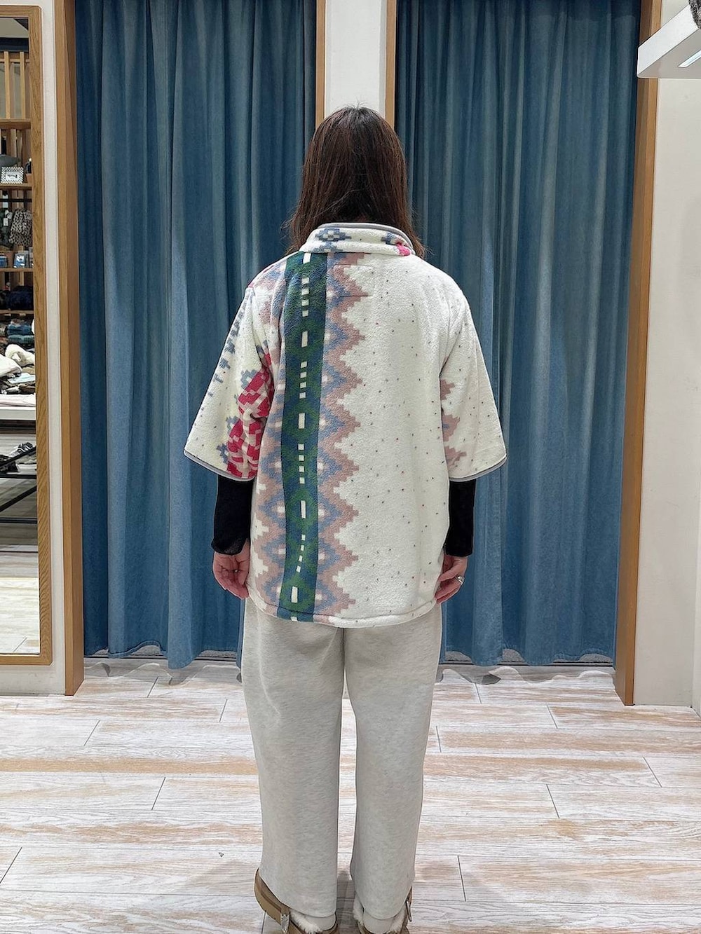 ベージュ系のその他シューズ、ホワイト系のスウェットパンツ、グレー系のブレスレットを着用したレディースの秋コーディネートの3枚目の写真