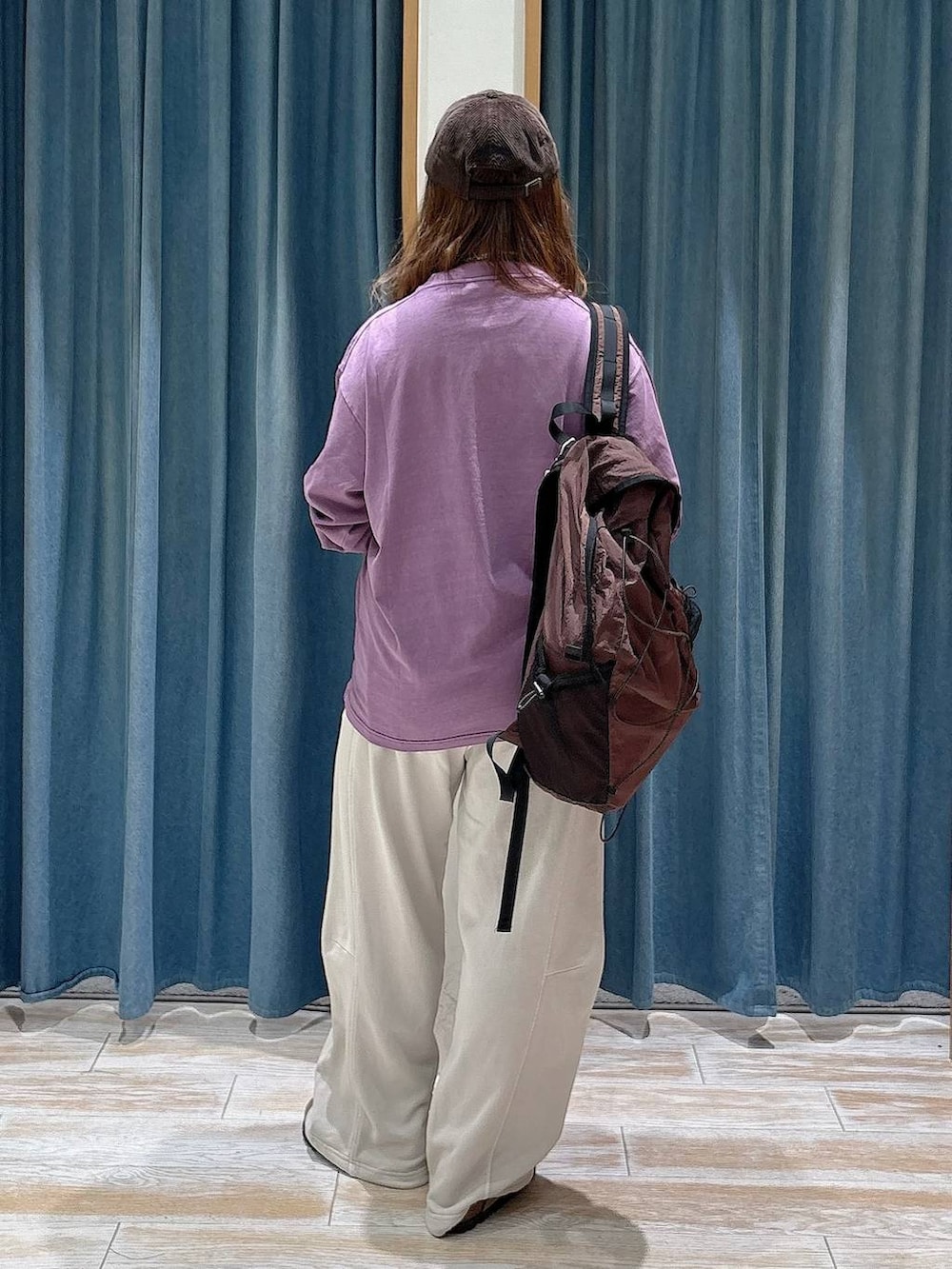 ベージュ系のその他シューズ、ブラウン系のバックパック/リュック、パープル系のTシャツ/カットソーを着用したレディースの秋コーディネートの3枚目の写真
