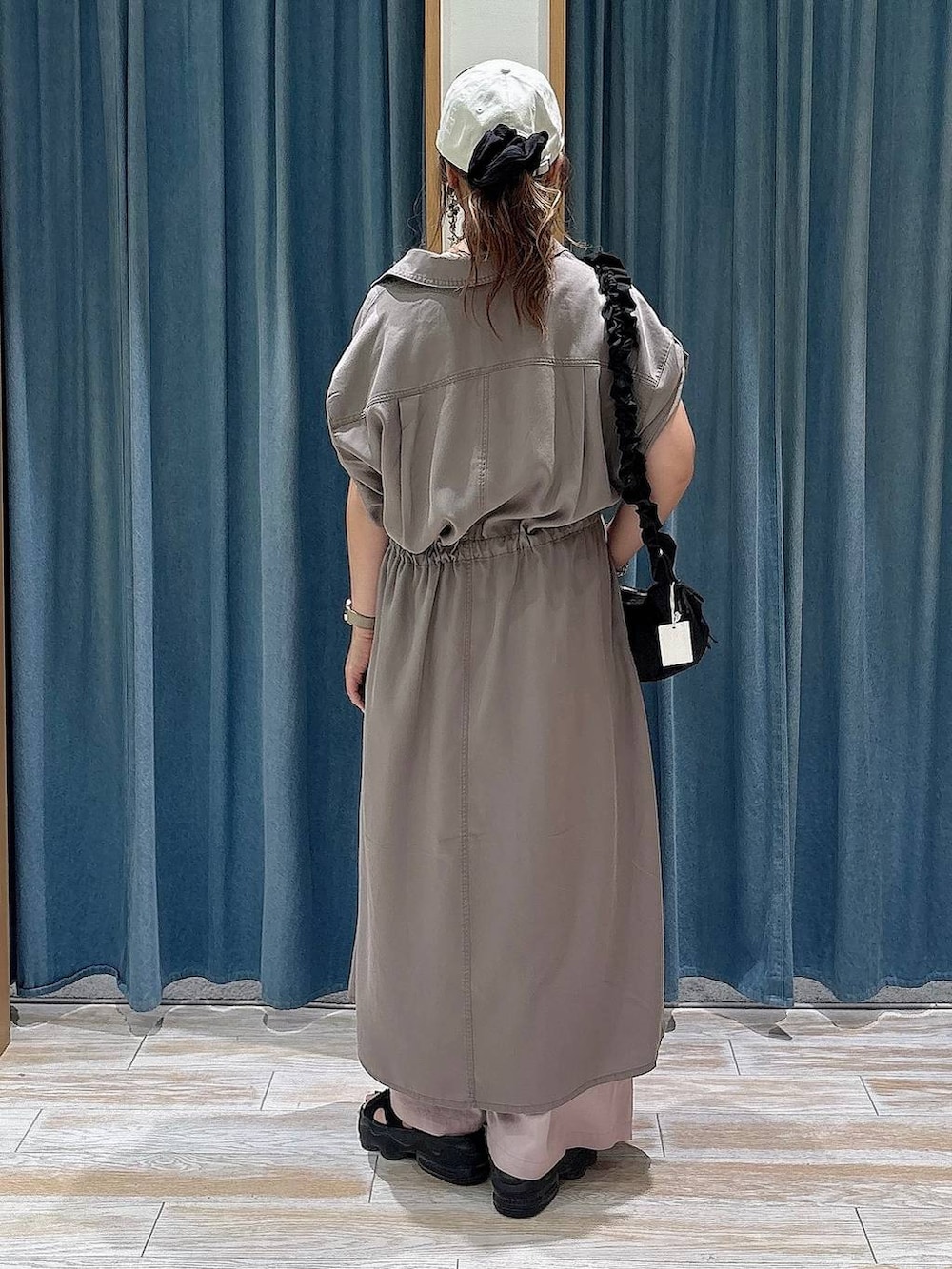 パープル系のその他パンツ、ブラック系のショルダーバッグ、ブラウン系のワンピースを着用したレディースの夏コーディネートの3枚目の写真