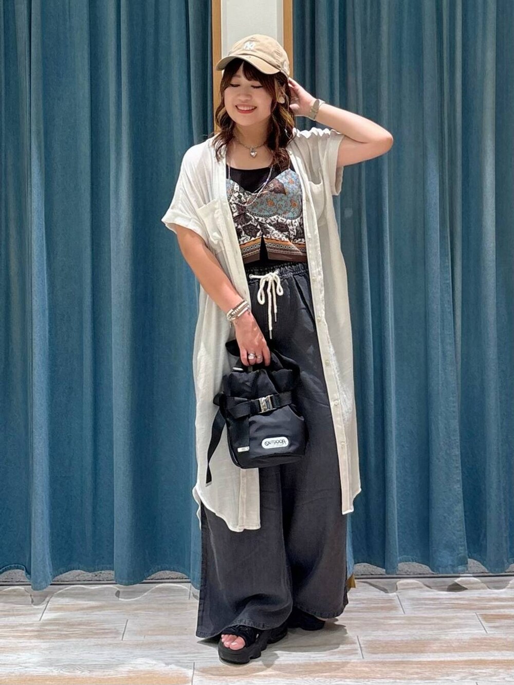 ブラック系のキャミソール、ブラウン系のキャミソール、ブラック系のその他パンツを着用したレディースの夏コーディネートの4枚目の写真