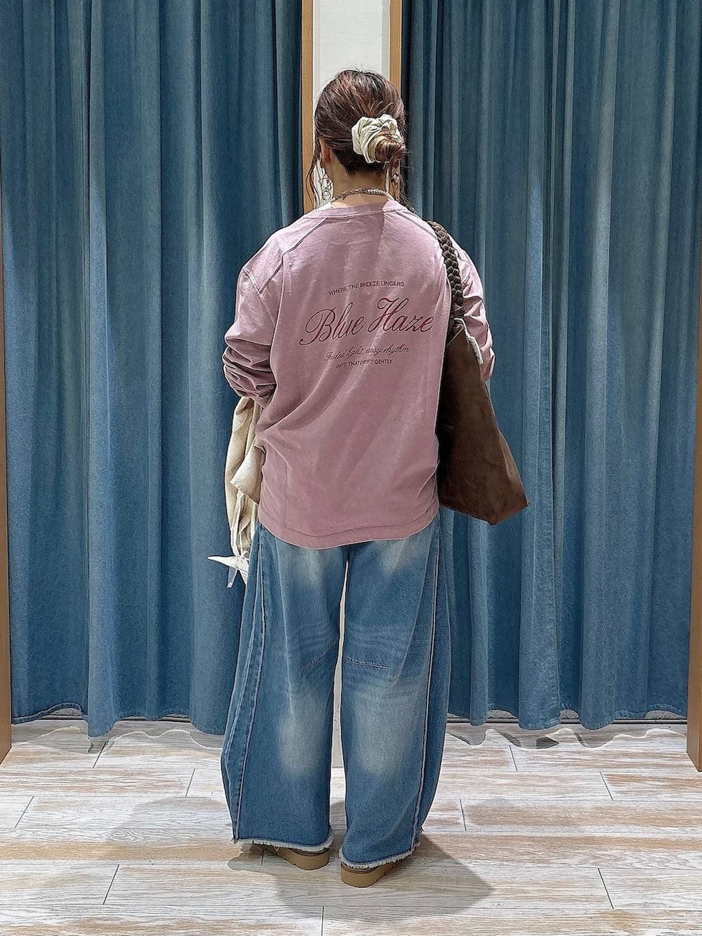 ベージュ系のその他シューズ、ブルー系のデニムパンツ、ベージュ系のシャツ/ブラウスを着用したレディースの秋コーディネートの3枚目の写真
