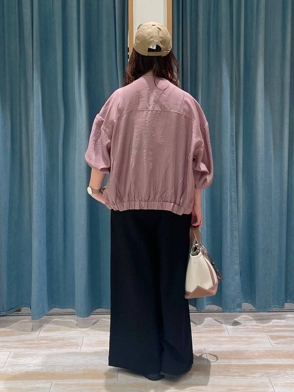 ホワイト系のキャミソール、ブラウン系のトートバッグ、ブラック系のサロペット/オーバーオールを着用したレディースの春コーディネートの3枚目の写真