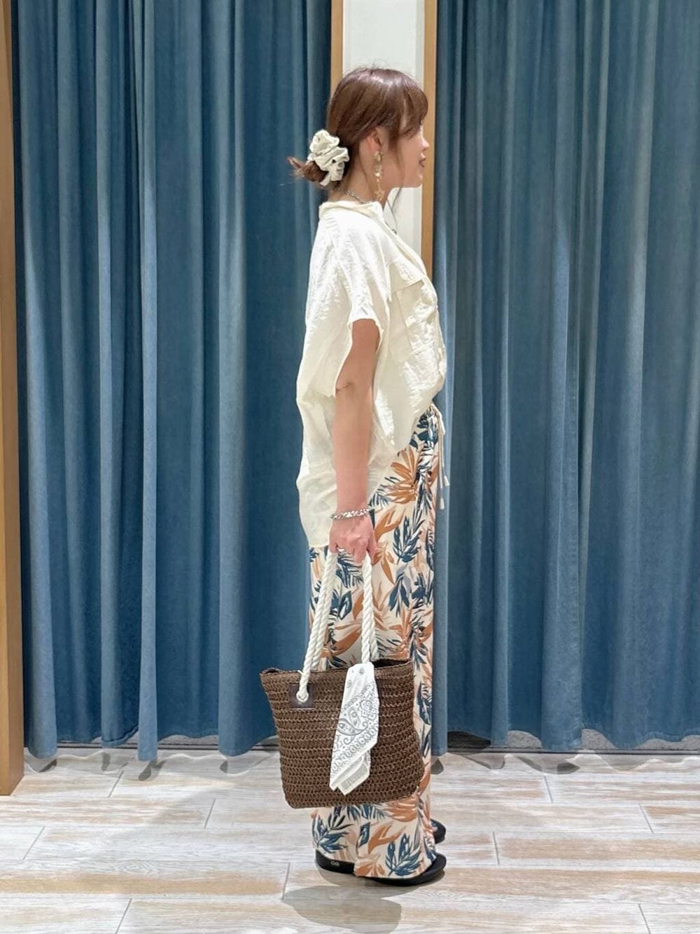 ホワイト系のシャツ/ブラウス、ブラウン系のトートバッグ、ブラウン系のその他パンツを着用したレディースの春コーディネートの2枚目の写真