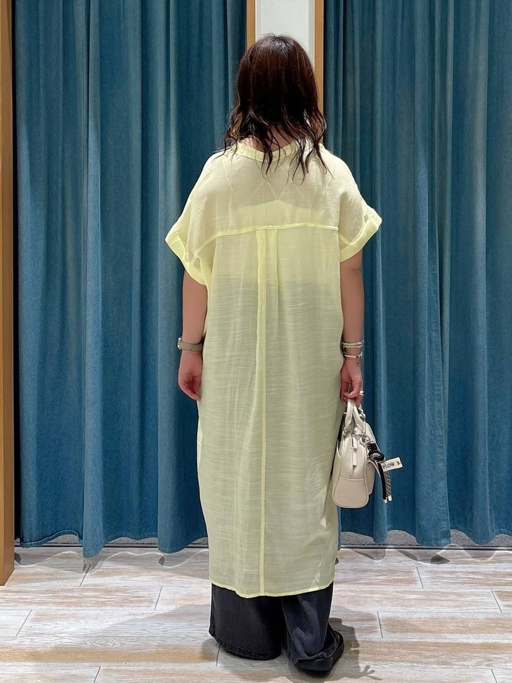 ホワイト系のキャミソール、ブラック系のその他パンツ、イエロー系のワンピースを着用したレディースの夏コーディネートの3枚目の写真