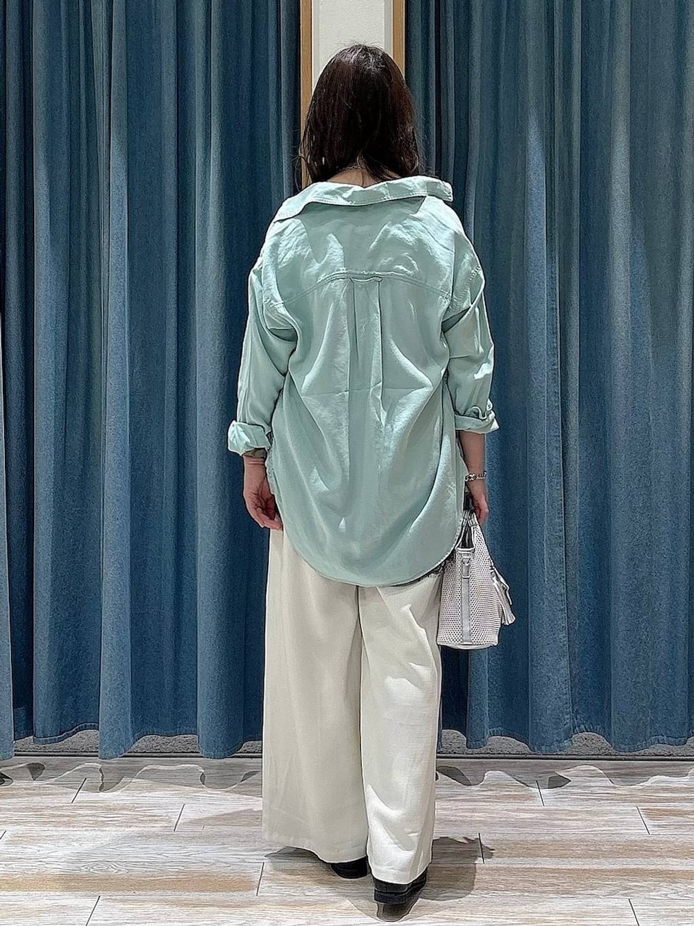 グリーン系のシャツ/ブラウス、ブラック系のローファー、グレー系のショルダーバッグを着用したレディースの春コーディネートの3枚目の写真