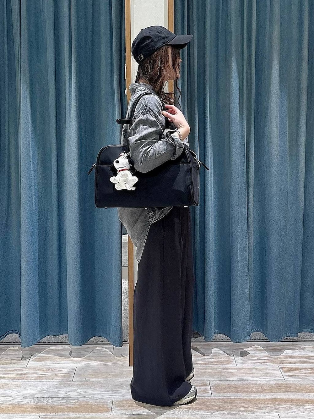 グレー系のシャツ/ブラウス、ブラック系のボストンバッグ、グレー系のその他パンツを着用したレディースの冬コーディネートの2枚目の写真