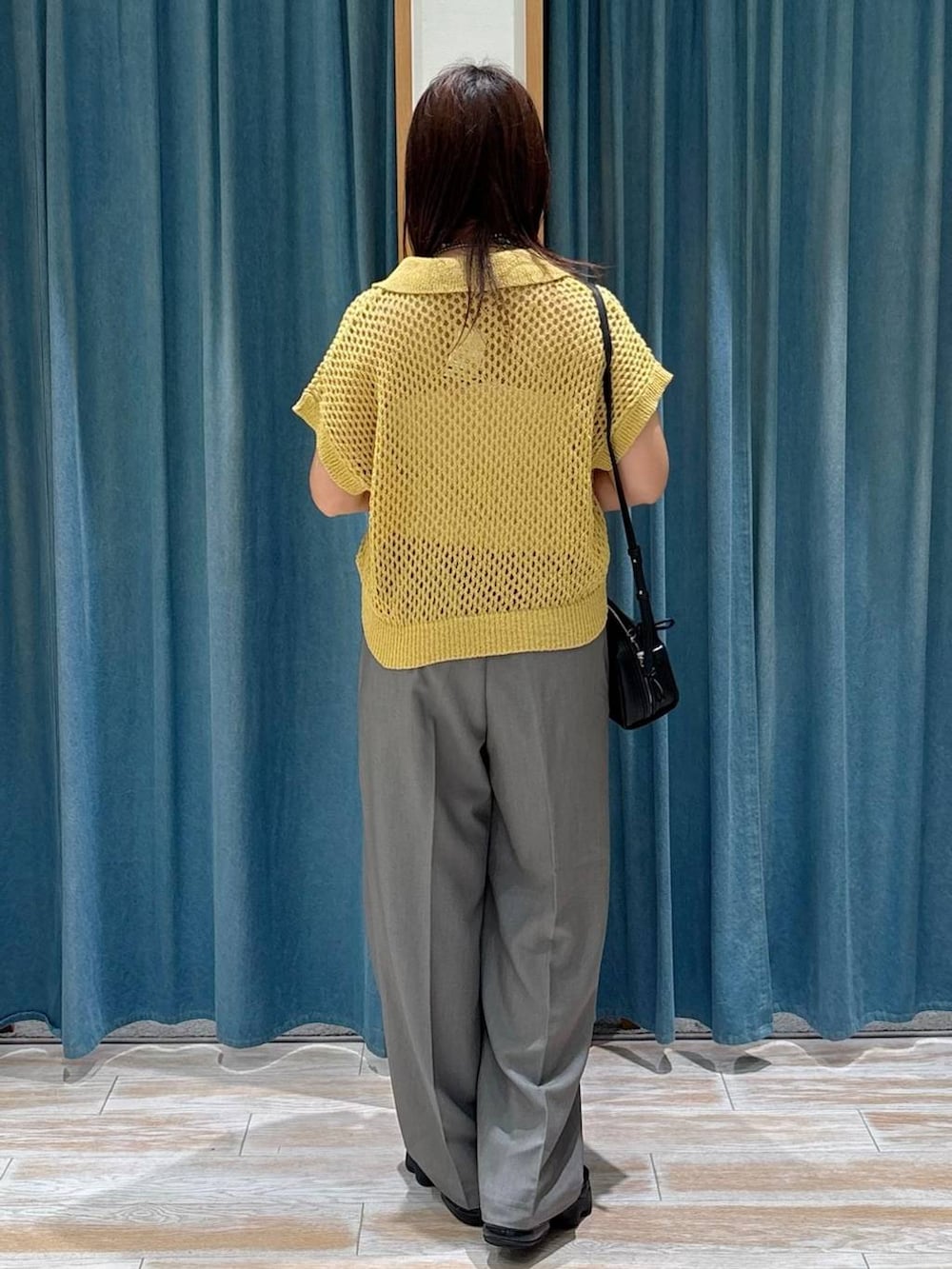 「着痩せ・細見え、差し色コーデ、体型カバー、休日コーデ、ママコーデ、女子会、ゆったり、ヘルシー、BAYFLOW、デートコーデ、骨格ストレート」｜「BAYFLOWのカラーダイアルウォッチ（アナログ腕時計、ベージュ系）」を使った、akariさん（レディース・161cm）の夏コーディネートの3枚目の写真
