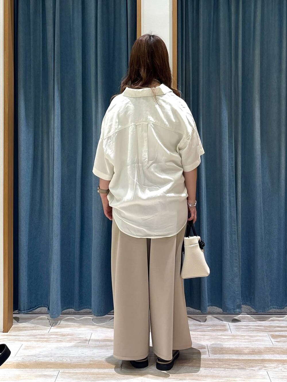ホワイト系のシャツ/ブラウス、ベージュ系のサンダル、ベージュ系のショルダーバッグを着用したレディースの夏コーディネートの3枚目の写真