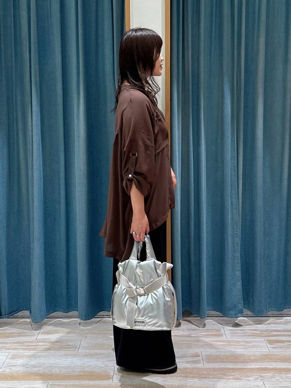 ブラック系のキャミソール、シルバー系のトートバッグ、ブラック系のその他パンツを着用したレディースの秋コーディネートの2枚目の写真