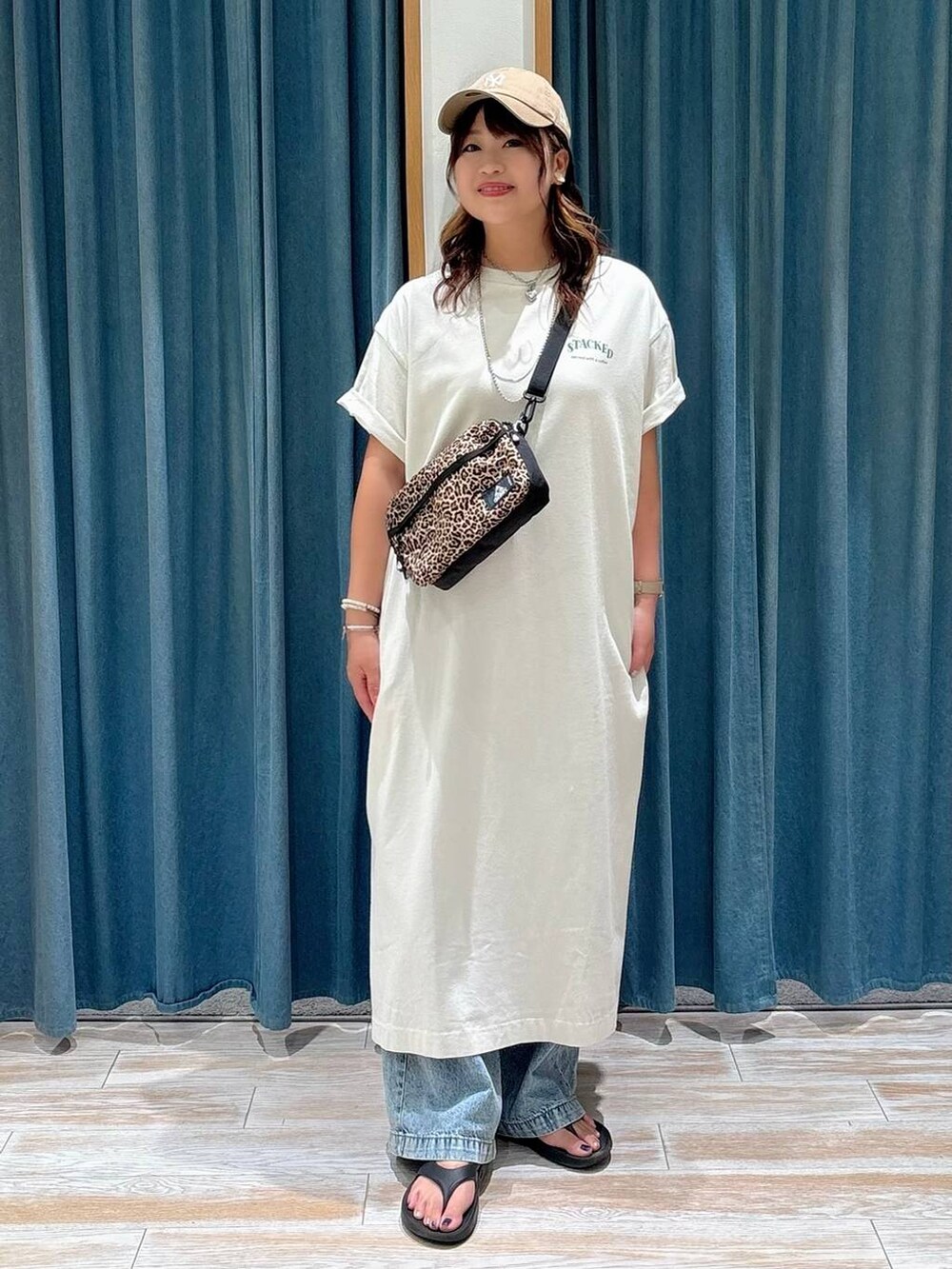 その他のショルダーバッグ、ブルー系のデニムパンツ、ベージュ系のワンピースを着用したレディースの夏コーディネートの4枚目の写真