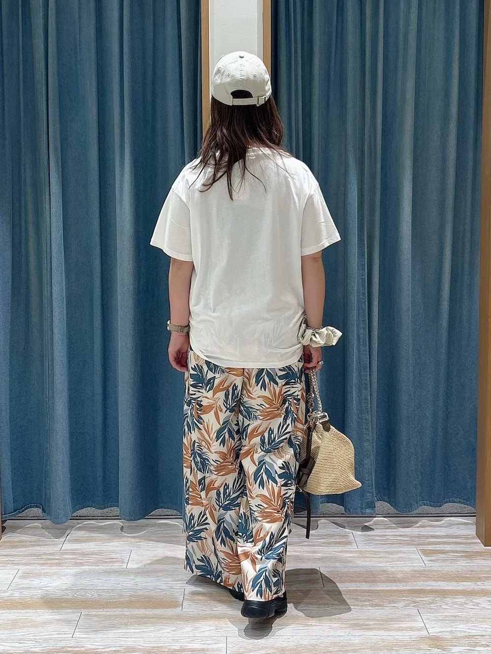 ベージュ系のショルダーバッグ、ブラック系のサンダル、ブラウン系のその他パンツを着用したレディースの春コーディネートの3枚目の写真
