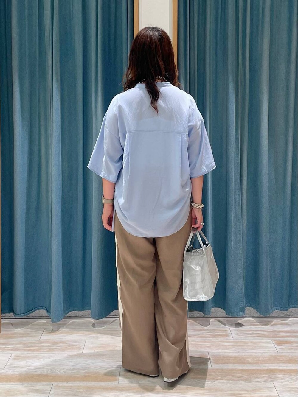 ホワイト系のキャミソール、シルバー系のサンダル、ブラウン系のその他パンツを着用したレディースの夏コーディネートの3枚目の写真