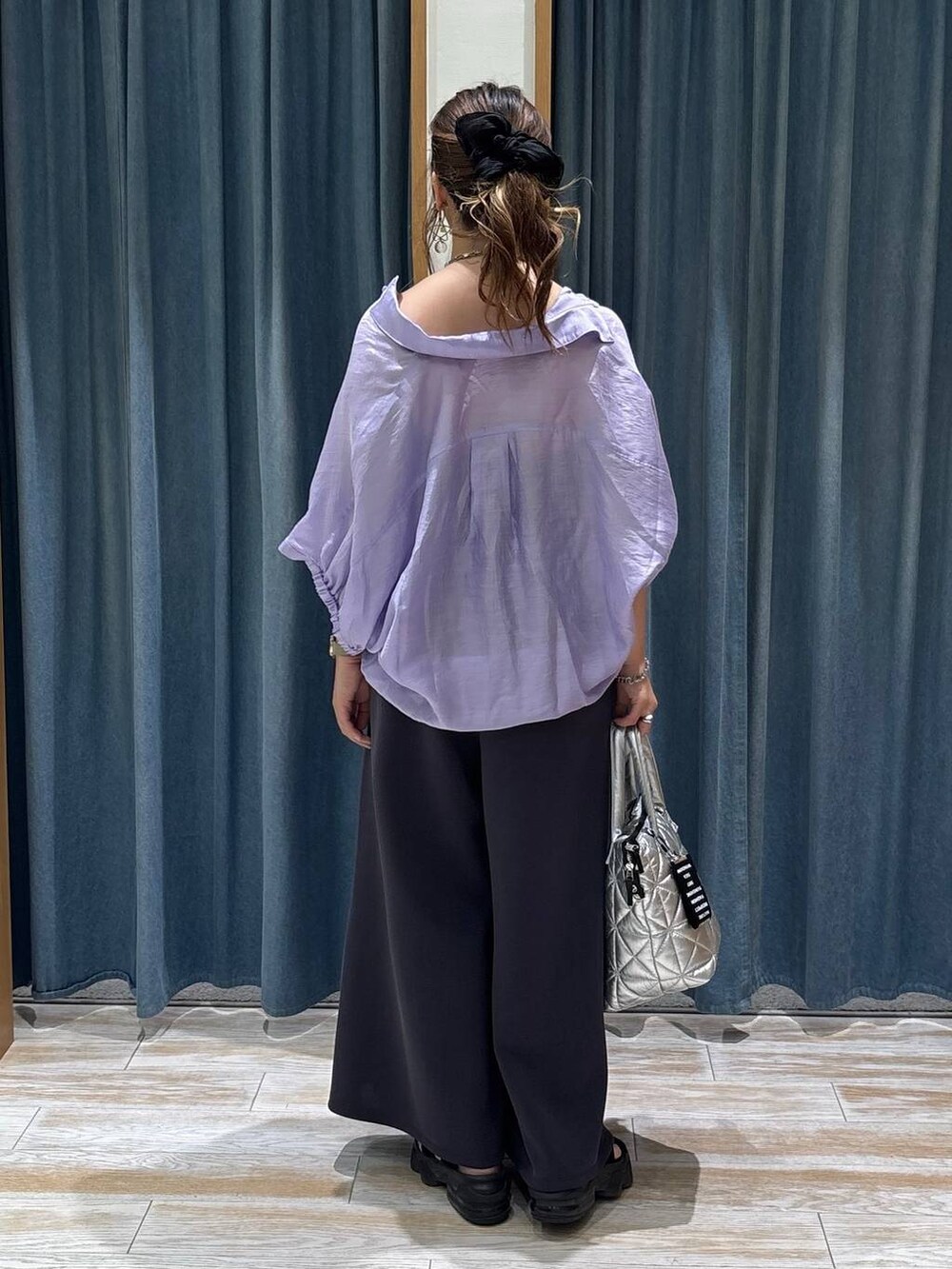 パープル系のシャツ/ブラウス、グレー系のその他パンツ、シルバー系のトートバッグを着用したレディースの夏コーディネートの3枚目の写真