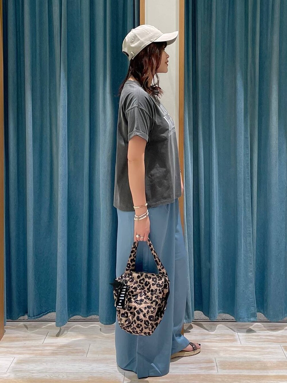 グレー系のTシャツ/カットソー、ブルー系のその他パンツ、その他のトートバッグを着用したレディースの春コーディネートの2枚目の写真