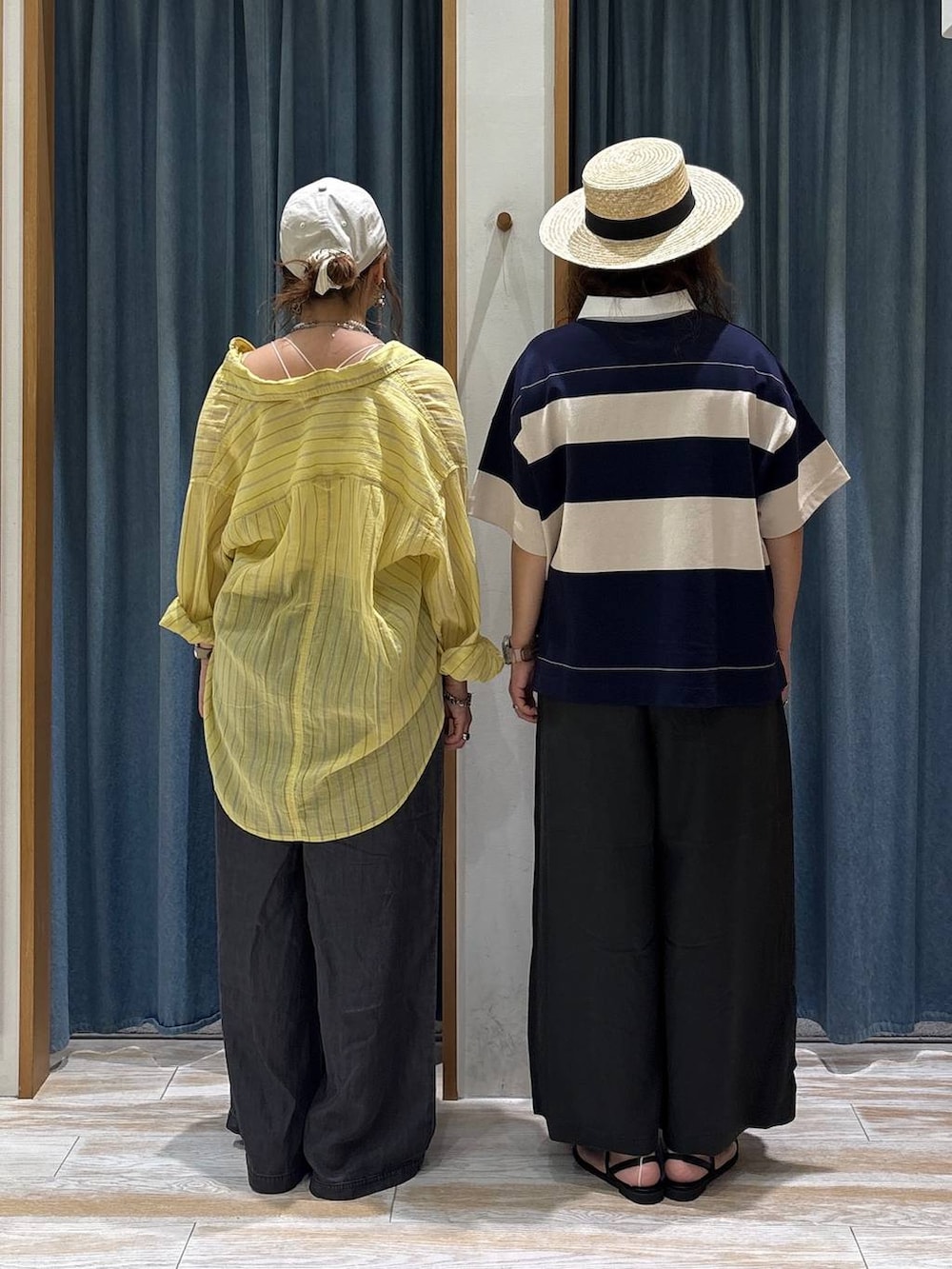 イエロー系のシャツ/ブラウス、ブラック系のデニムパンツ、グレー系のその他パンツを着用したレディースの夏コーディネートの3枚目の写真