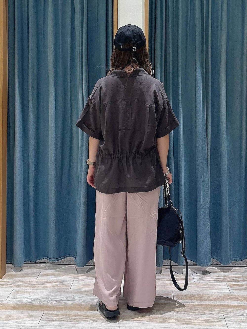 パープル系のその他パンツ、グレー系のシャツ/ブラウス、ブラック系のショルダーバッグを着用したレディースの夏コーディネートの3枚目の写真