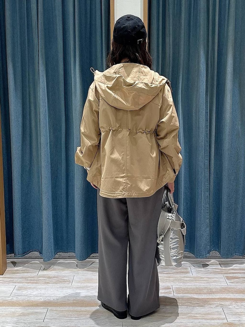 シルバー系のトートバッグ、ホワイト系のTシャツ/カットソー、イエロー系のマウンテンパーカーを着用したレディースの春コーディネートの3枚目の写真