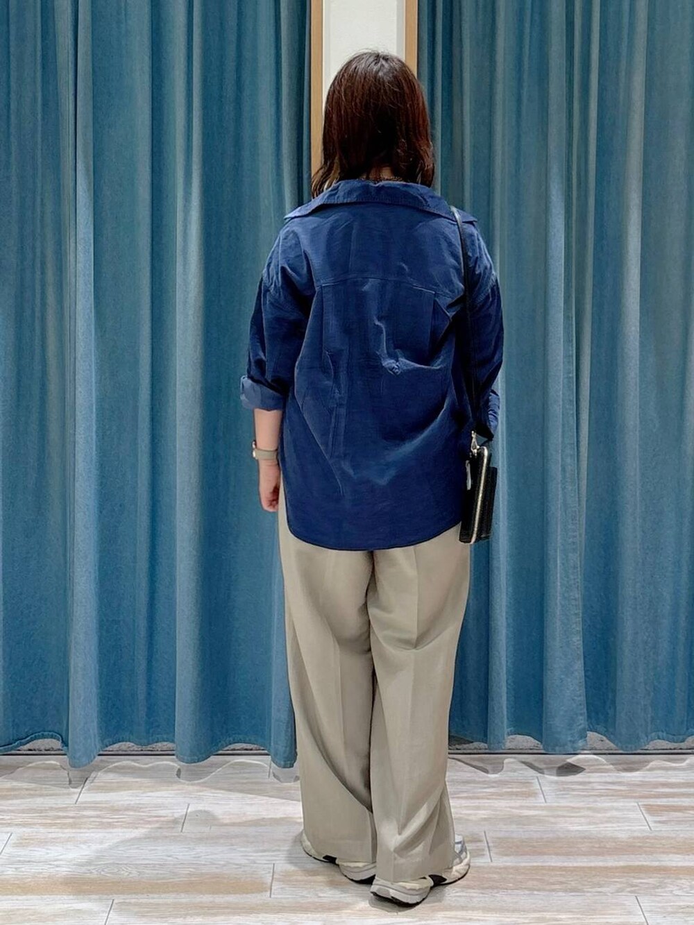 ブラック系のキャミソール、ベージュ系のその他パンツ、ブルー系のシャツ/ブラウスを着用したレディースの秋コーディネートの3枚目の写真