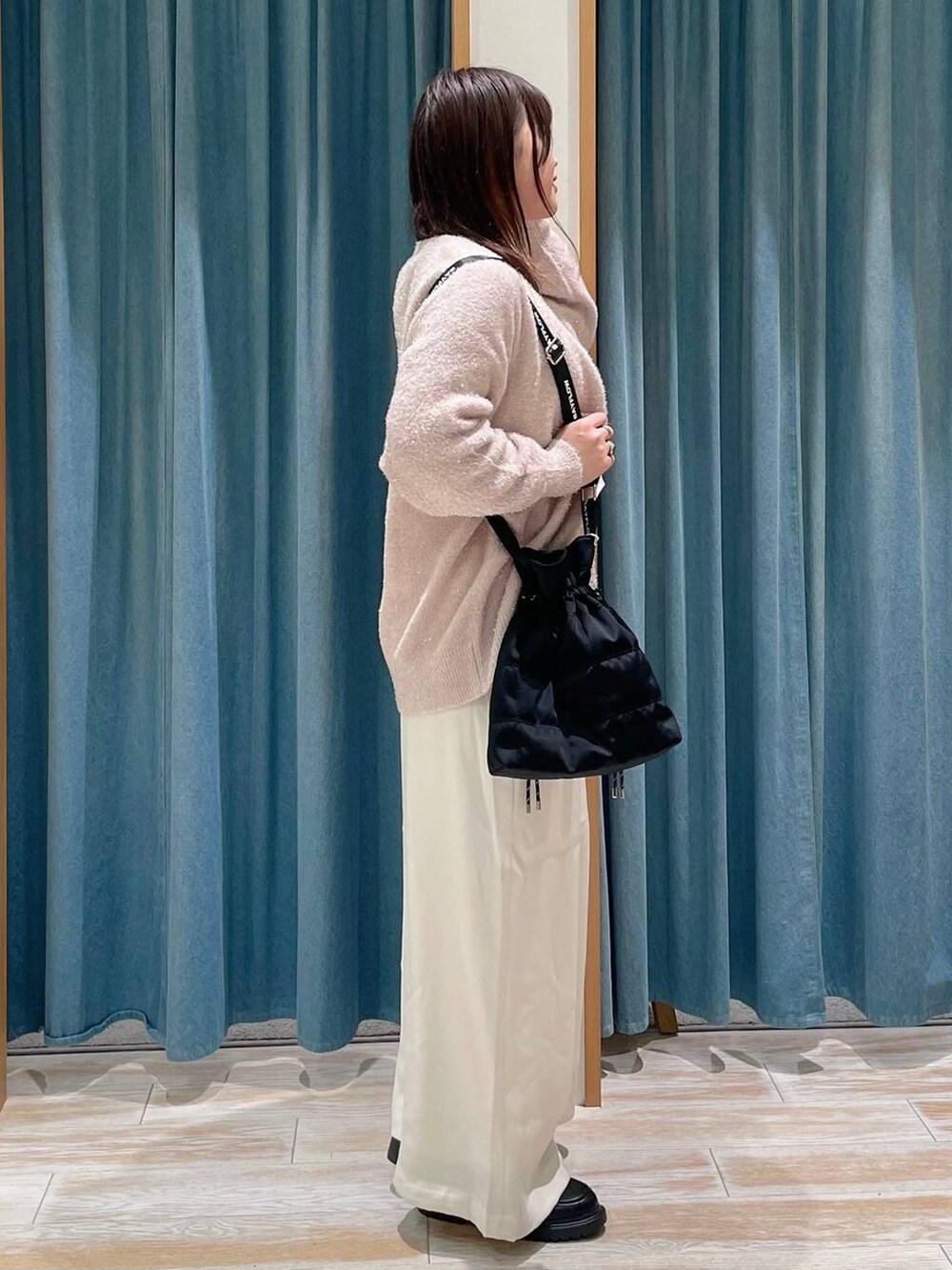 ホワイト系のその他パンツ、その他のローファー、ブラック系のショルダーバッグを着用したレディースの冬コーディネートの2枚目の写真