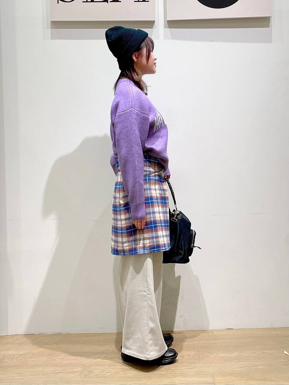 ブラック系のショルダーバッグ、ブラック系のローファー、ブルー系のシャツ/ブラウスを着用したレディースの秋コーディネートの2枚目の写真