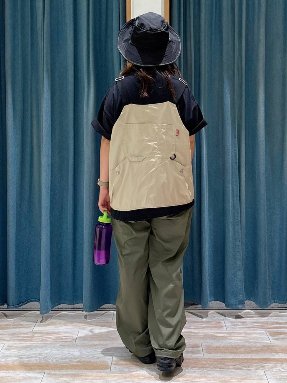 ブラック系のTシャツ/カットソー、グリーン系のその他パンツ、ベージュ系のベストを着用したレディースの夏コーディネートの3枚目の写真