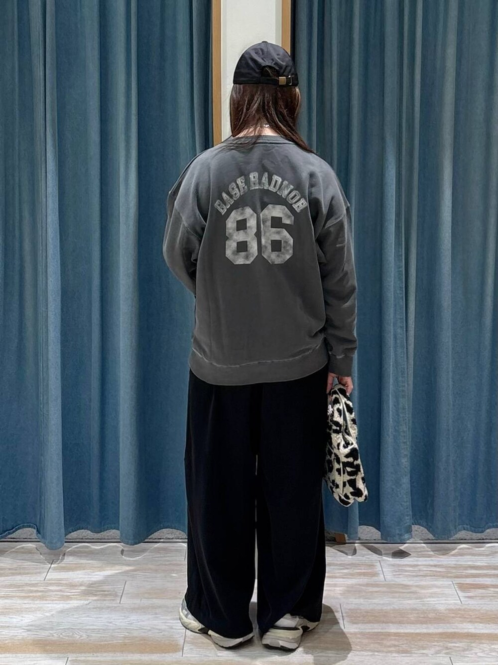 ブルー系のシャツ/ブラウス、ベージュ系のトートバッグ、グレー系のスウェットを着用したレディースの秋コーディネートの3枚目の写真