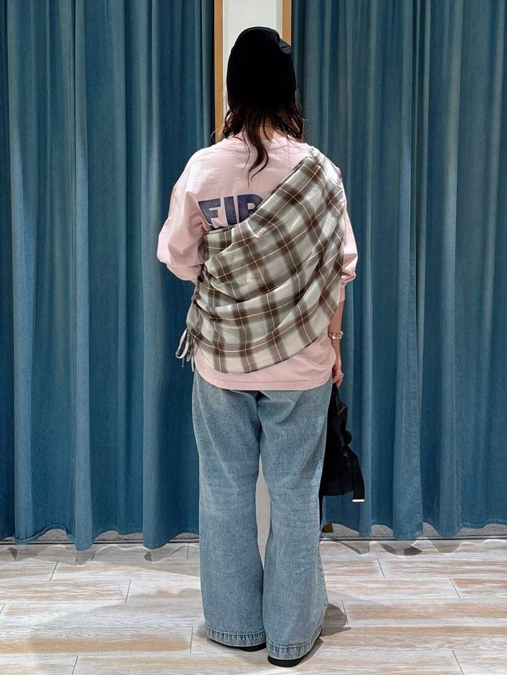 ブルー系のデニムパンツ、ブラック系のサンダル、ホワイト系のシャツ/ブラウスを着用したレディースの夏コーディネートの3枚目の写真