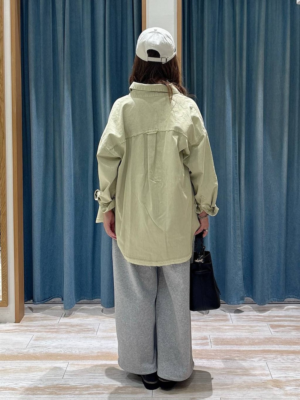 グレー系のスウェットパンツ、グリーン系のシャツ/ブラウス、ブラック系のローファーを着用したレディースの夏コーディネートの3枚目の写真