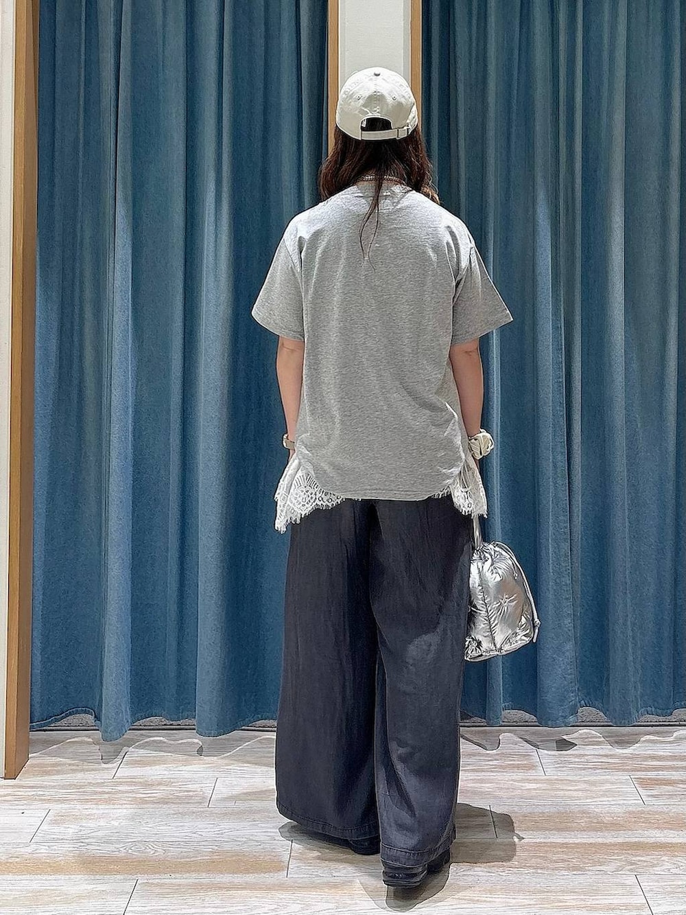 ブラック系のデニムパンツ、シルバー系のショルダーバッグ、ホワイト系のTシャツ/カットソーを着用したレディースの春コーディネートの3枚目の写真