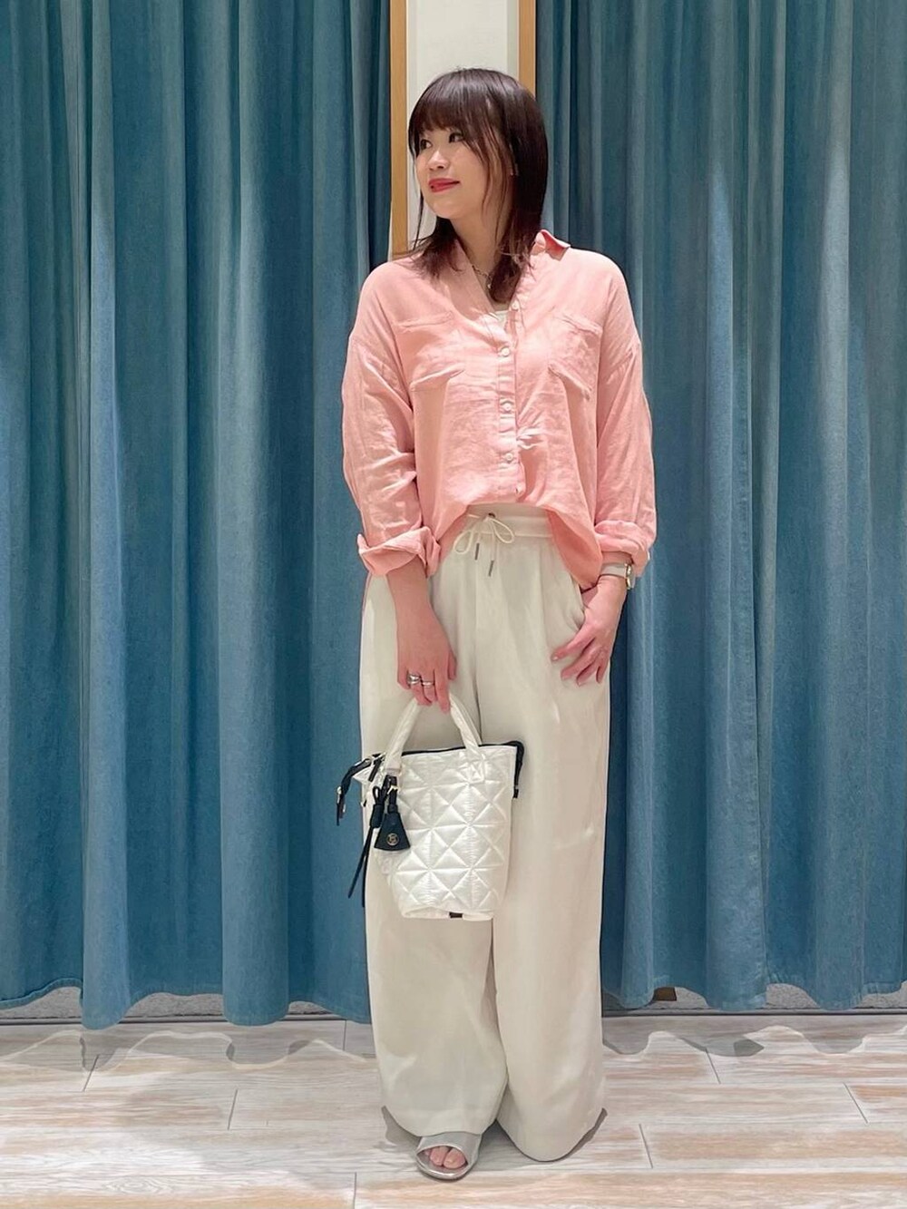 ホワイト系のその他パンツ、ピンク系のシャツ/ブラウス、ベージュ系のキャミソールを着用したレディースの春コーディネートの4枚目の写真