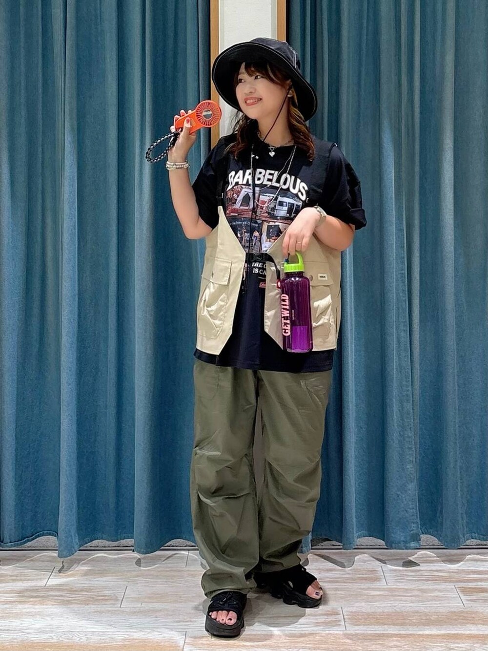 ブラック系のTシャツ/カットソー、グリーン系のその他パンツ、ベージュ系のベストを着用したレディースの夏コーディネートの4枚目の写真