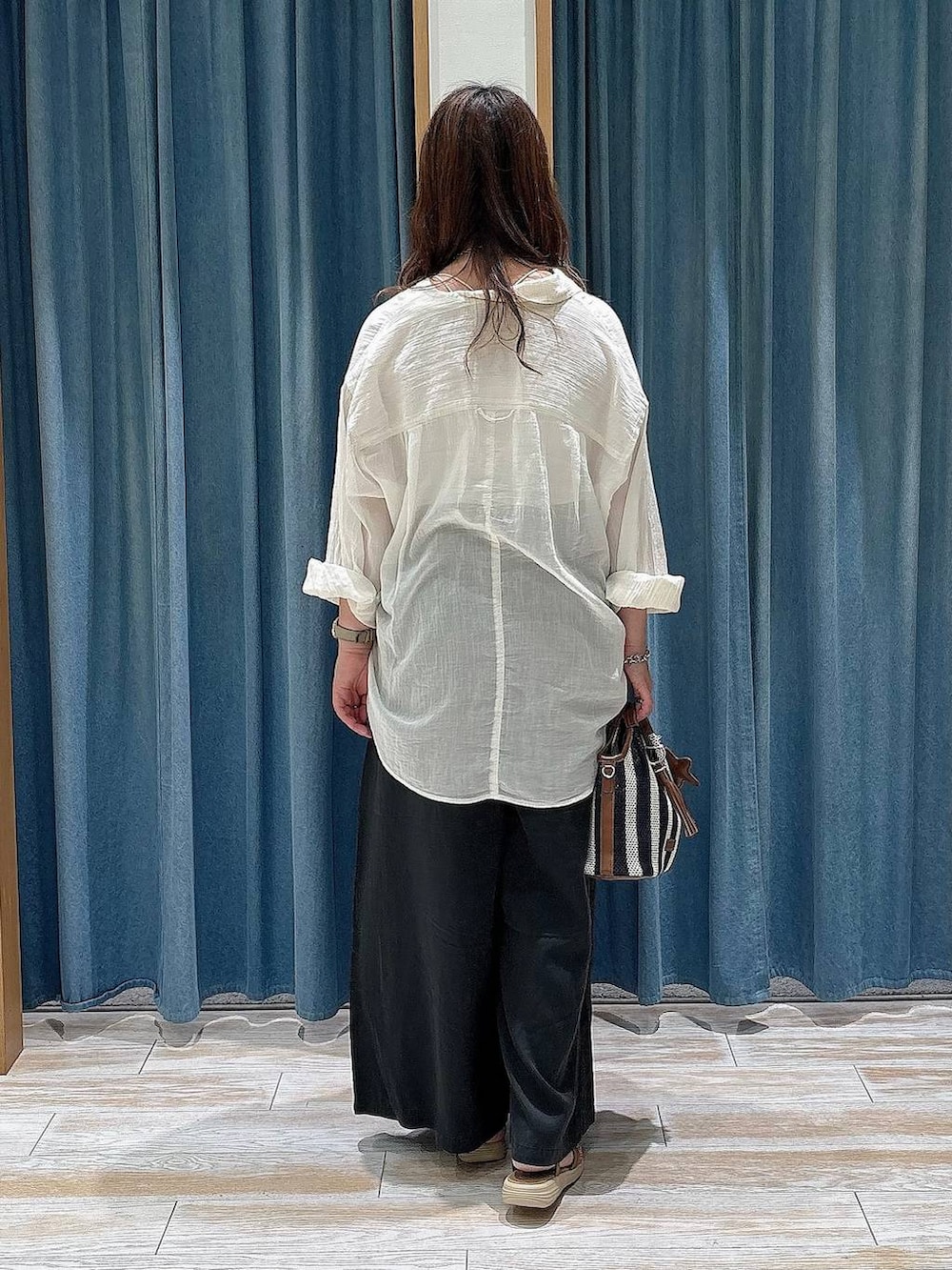 ホワイト系のシャツ/ブラウス、グレー系のその他パンツ、ブルー系のショルダーバッグを着用したレディースの夏コーディネートの3枚目の写真